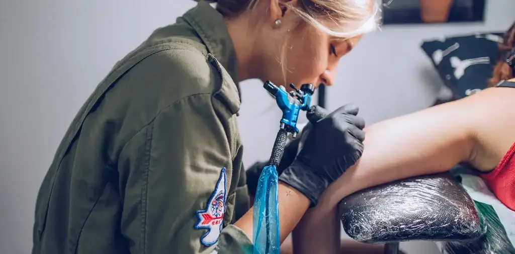 Mujer tatuando